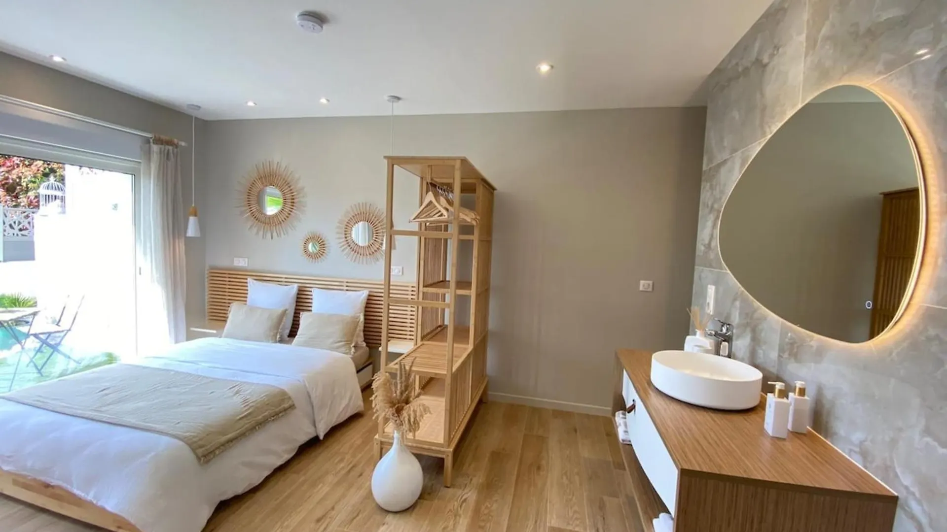 Superb Modern Villa - Sea View Pool Holiday home